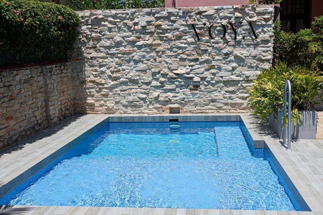 How to Balance Pool pH Levels  