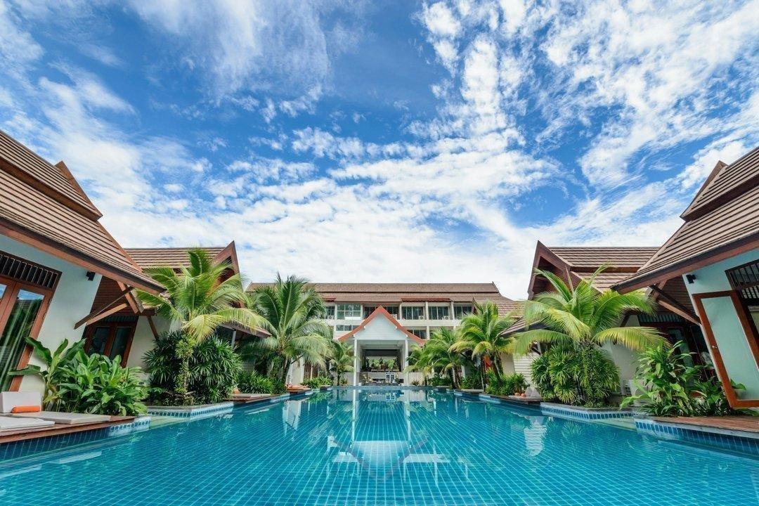 How to Maintain a Pool in High Temperatures