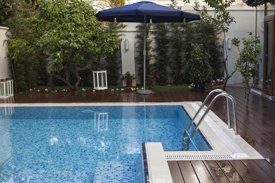 Tips for Maintaining a Clean Pool Between Vacuumings Image